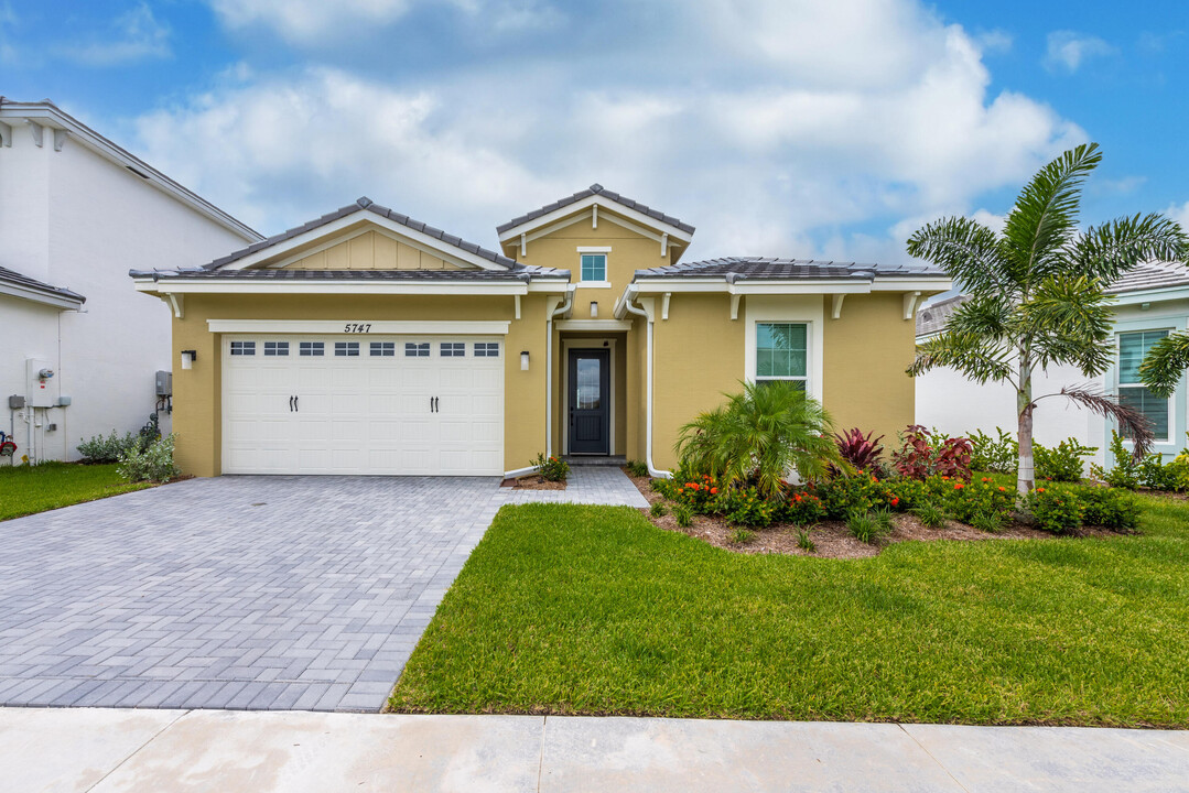 5747 Shore Pine Pl in Loxahatchee, FL - Foto de edificio