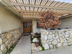 11665 Babbitt Ave in Granada Hills, CA - Foto de edificio - Building Photo