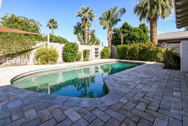 8726 E Bonnie Rose Ave in Scottsdale, AZ - Foto de edificio - Building Photo