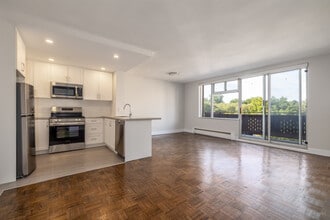 Ravine Park Apartments in Toronto, ON - Building Photo - Interior Photo