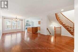 239 Meadowbreeze Dr in Ottawa, ON - Building Photo - Building Photo