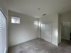 1070 John Hopkins Ct in Dixon, CA - Foto de edificio - Building Photo