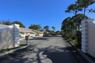 Surfside Villas in Stuart, FL - Building Photo - Building Photo