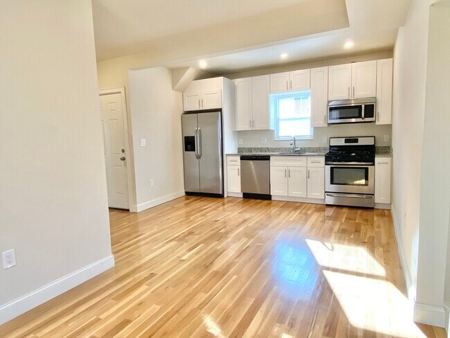 11 Greenville St, Unit 2 in Somerville, MA - Foto de edificio - Building Photo