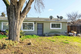 719 Roselawn Ave in Modesto, CA - Building Photo - Building Photo