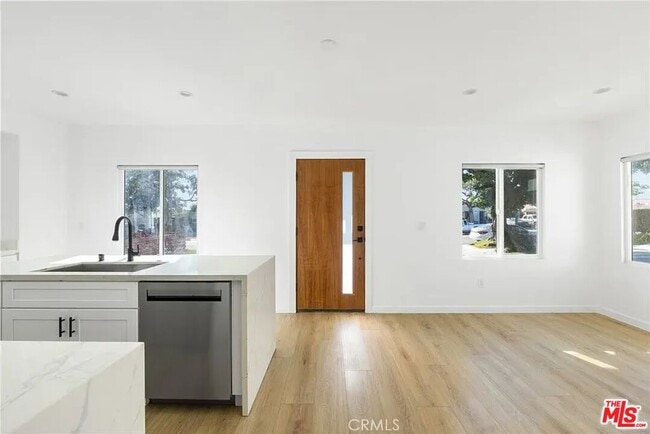 935 E Fairview Blvd in Inglewood, CA - Building Photo - Building Photo