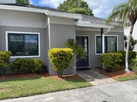 401 Shoreview Dr in Greenacres, FL - Building Photo