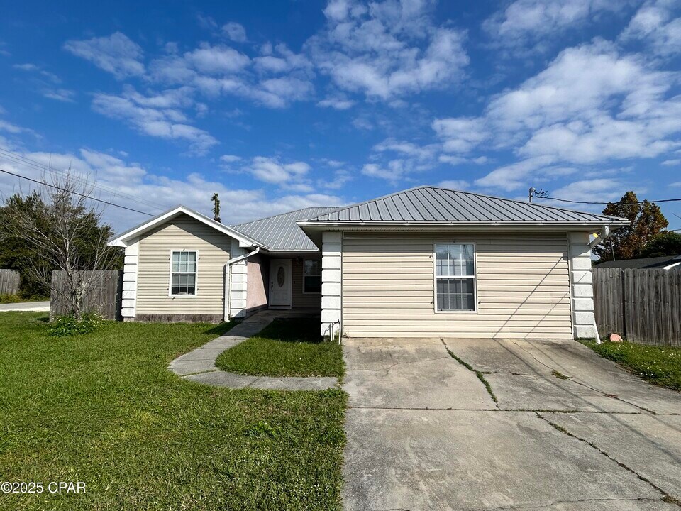 6201 Ivy Rd in Panama City, FL - Building Photo