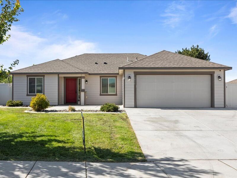 1016 S Blueberry Pl in Kennewick, WA - Foto de edificio