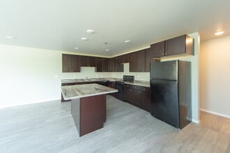 1701 Dakota Dr N, Unit E in Fargo, ND - Building Photo - Building Photo