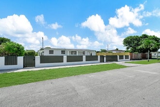 4040 SW 108th Ave in Miami, FL - Building Photo - Building Photo