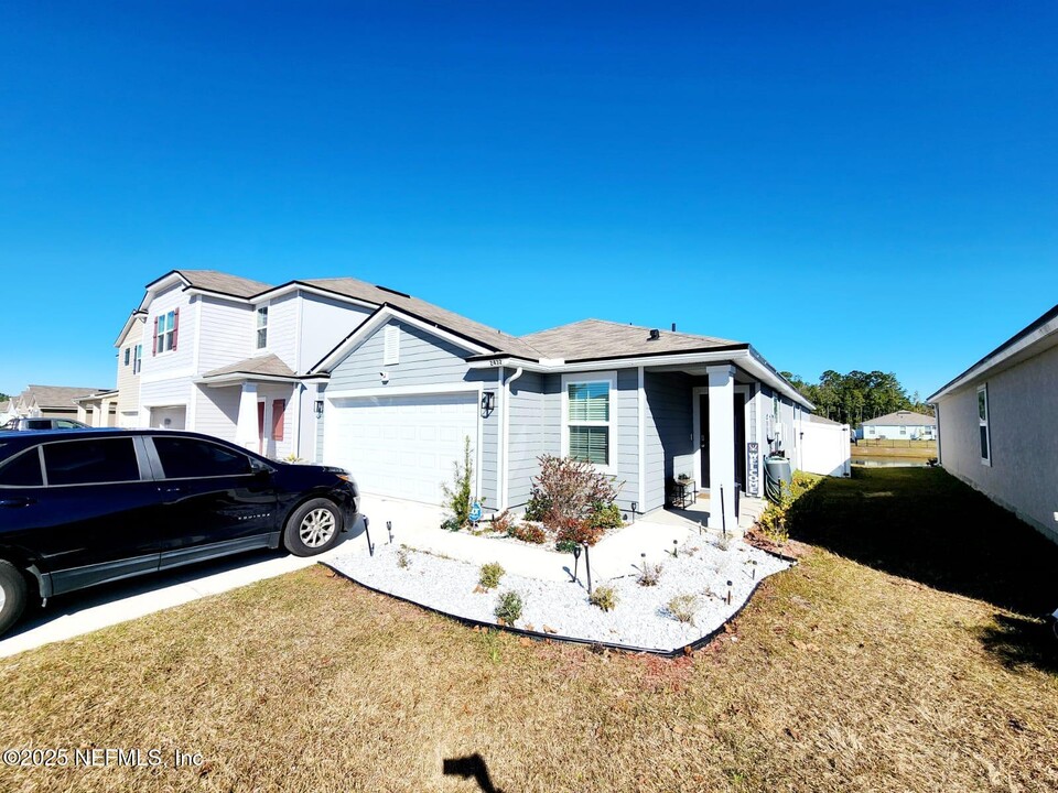 2432 Falling Star Ln in Green Cove Springs, FL - Building Photo