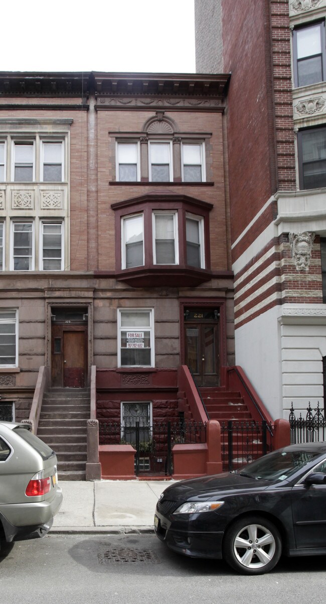 221 W 113th St in New York, NY - Foto de edificio - Building Photo