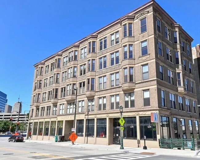 108 W Wells St in Milwaukee, WI - Building Photo - Building Photo