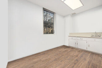 950 5th Ave in New York, NY - Building Photo - Interior Photo