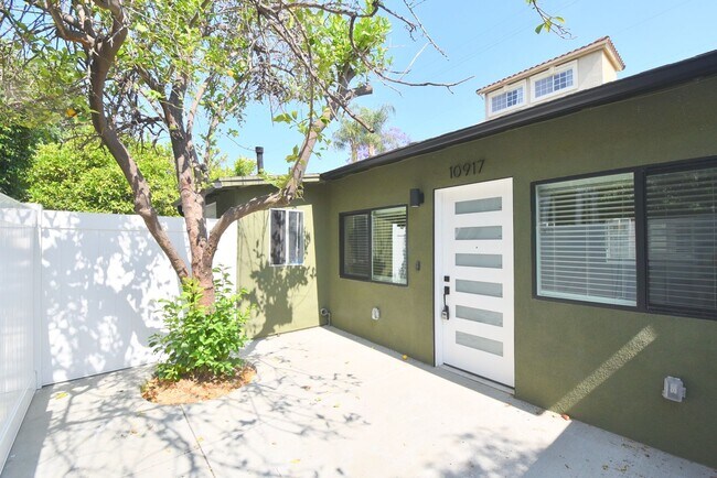 10919 Camarillo St-Unit -10917 in Los Angeles, CA - Building Photo - Building Photo