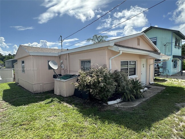 1079 3rd St in Okeechobee, FL - Foto de edificio - Building Photo