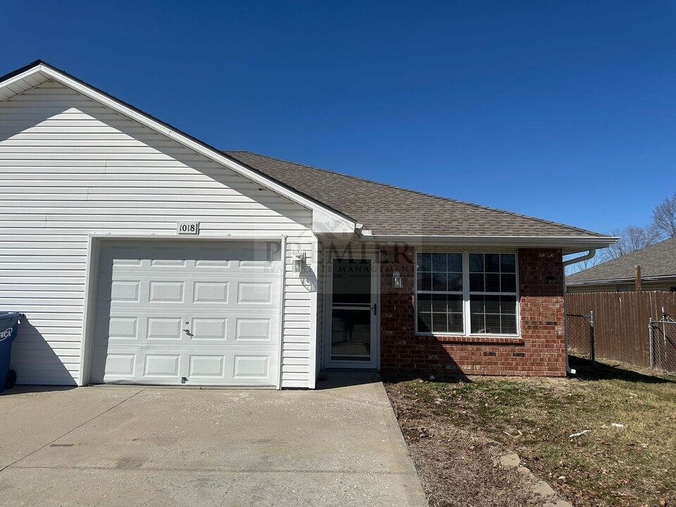 1018 Christie Ln in Grain Valley, MO - Building Photo