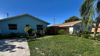 4915 Weymouth St in Greenacres, FL - Building Photo