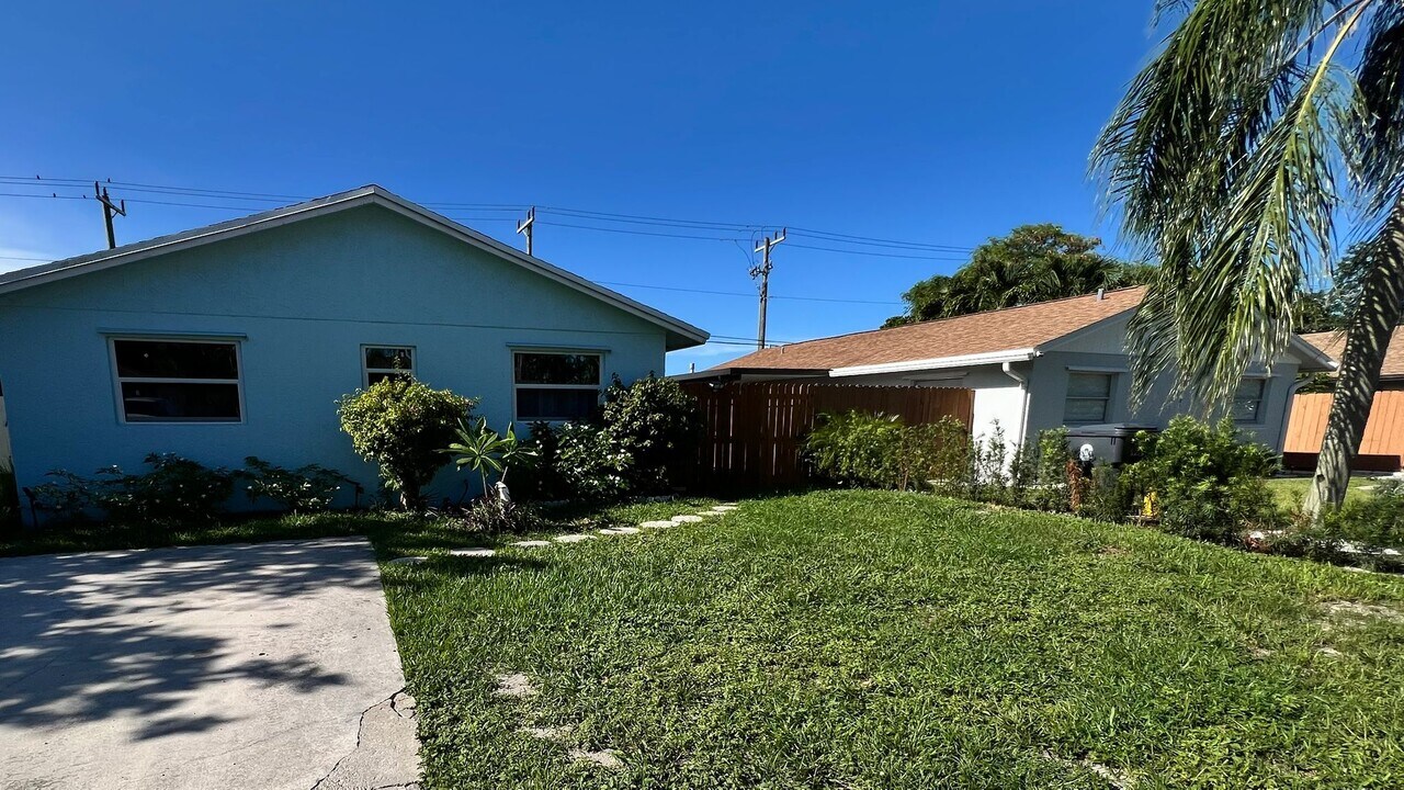 4915 Weymouth St in Greenacres, FL - Building Photo