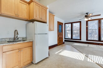 Victoria Apartments in St. Paul, MN - Building Photo - Interior Photo