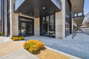 2 Forest Hill Rd in Toronto, ON - Building Photo