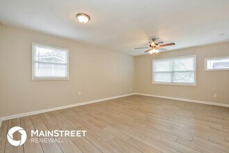 1070 Emerald Dr in Mount Dora, FL - Foto de edificio - Building Photo