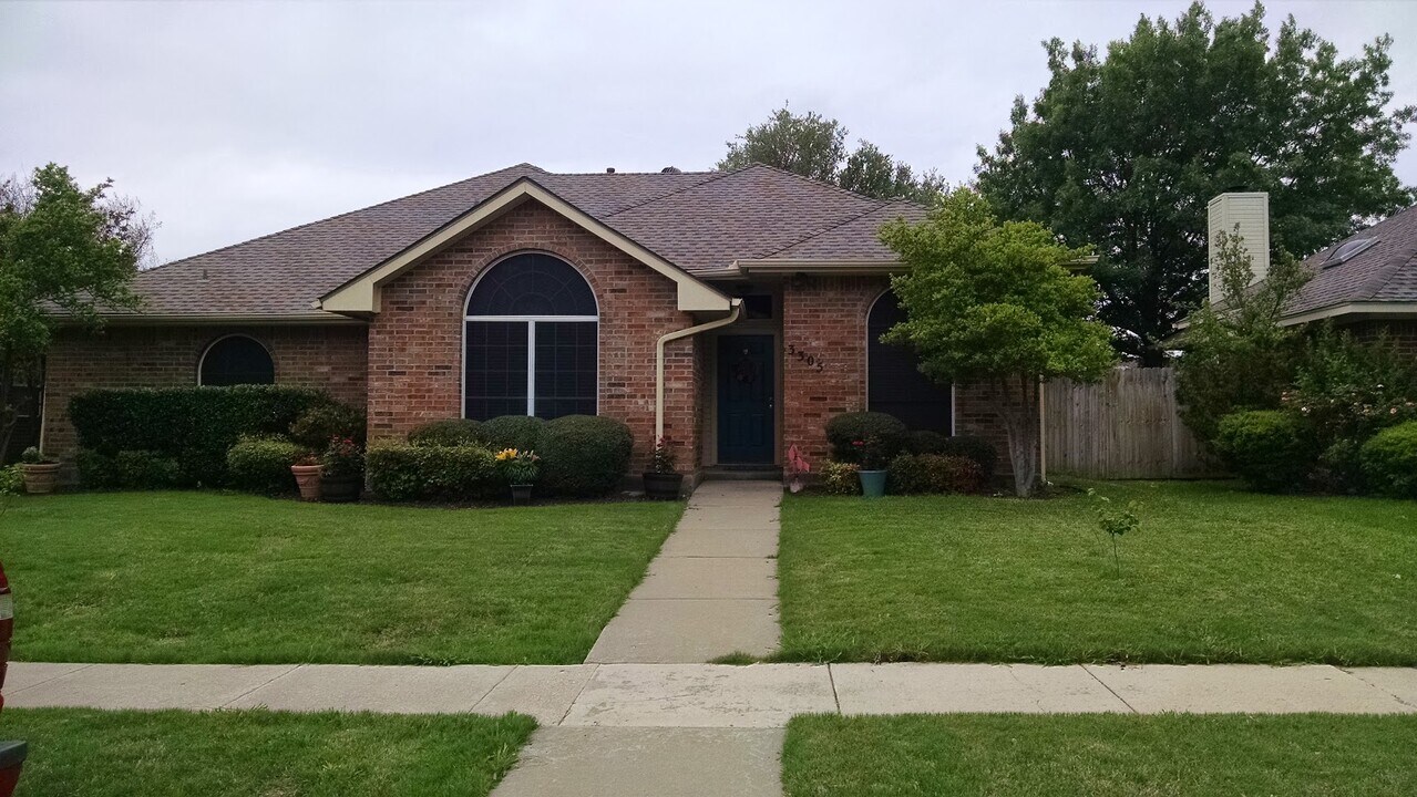 3305 Shadow Trail in Denton, TX - Building Photo