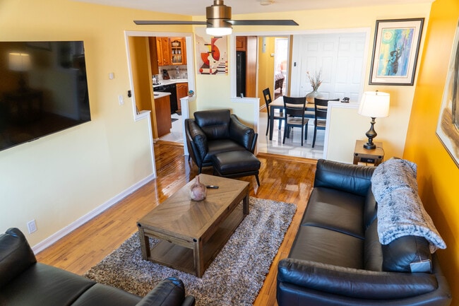 1042 E 93rd St, Unit 1042 2nd Fl in Brooklyn, NY - Building Photo - Building Photo