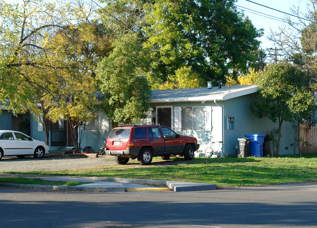 1095 Fulkerson St in Santa Rosa, CA - Building Photo - Building Photo