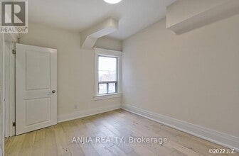 812 Logan Ave in Toronto, ON - Building Photo - Building Photo