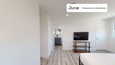 Private bedroom in 4 bed/3 bath Home in Los Angeles, CA - Building Photo - Building Photo
