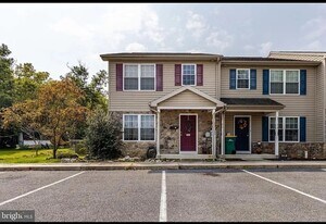 24 E 9th St in Waynesboro, PA - Building Photo