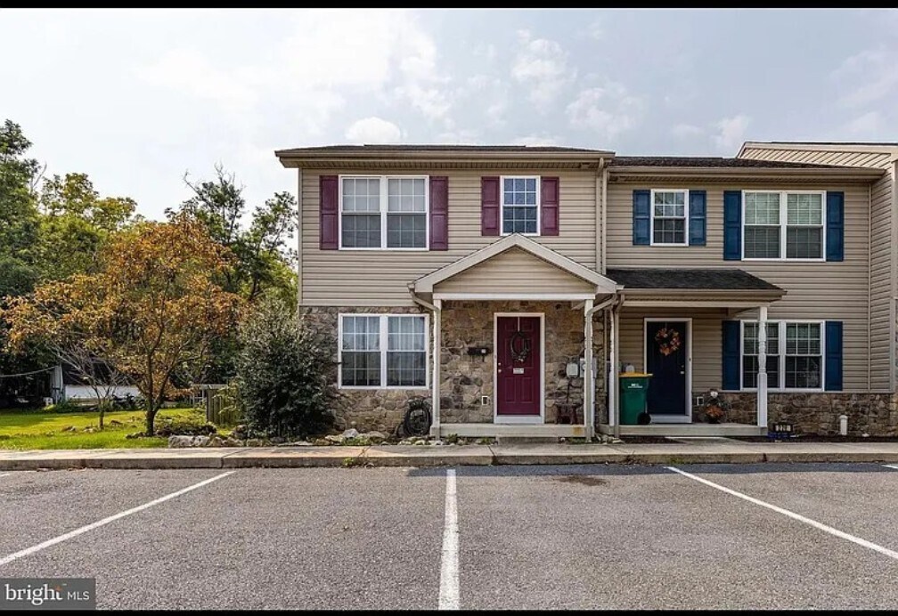 24 E 9th St in Waynesboro, PA - Building Photo