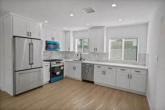 21330 Lemarsh St in Chatsworth, CA - Foto de edificio - Building Photo