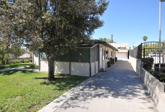 1285 Bresee Ave in Pasadena, CA - Foto de edificio - Building Photo