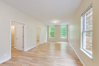 2323 N Cambridge Ave in Chicago, IL - Building Photo - Building Photo