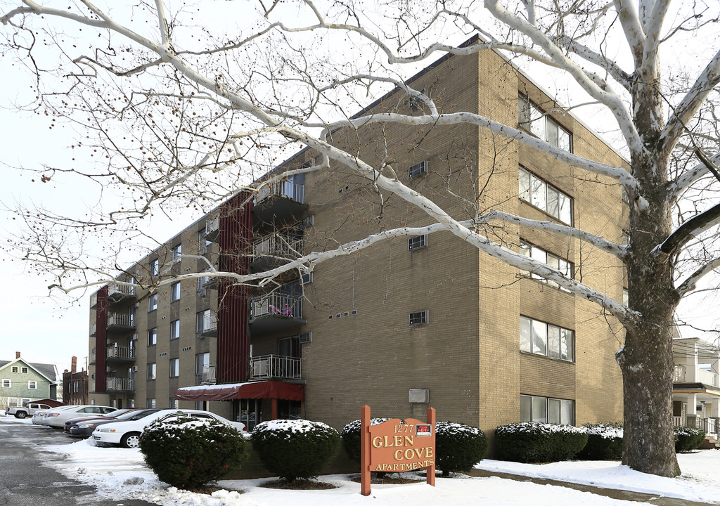 Glen Cove Apartments in Lakewood, OH - Building Photo