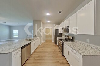 22868 Monterey Ave in Denham Springs, LA - Foto de edificio - Building Photo