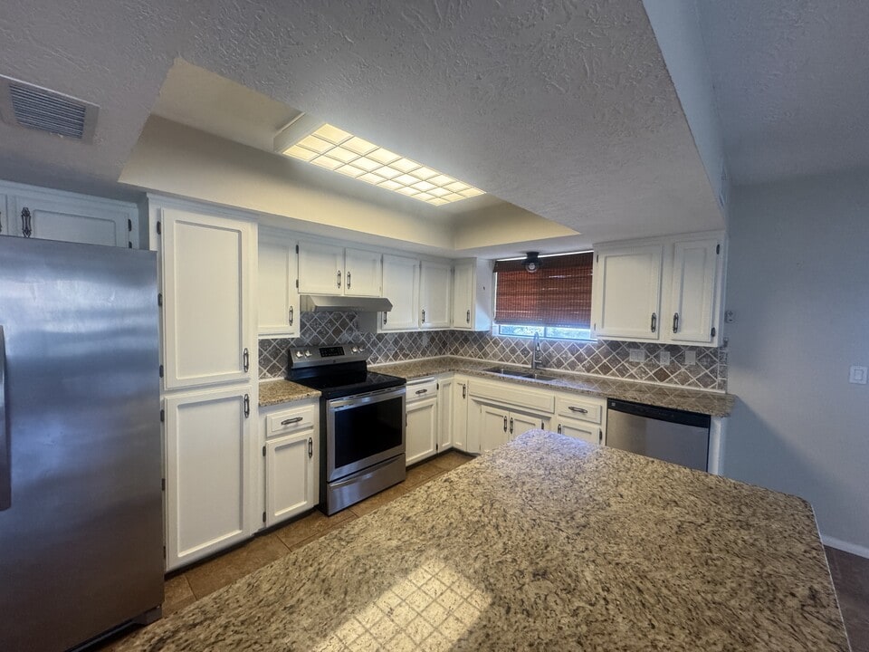 935 Country Club Dr in Kingman, AZ - Building Photo