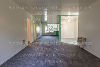 1040 W MacArthur Blvd in Santa Ana, CA - Building Photo - Building Photo