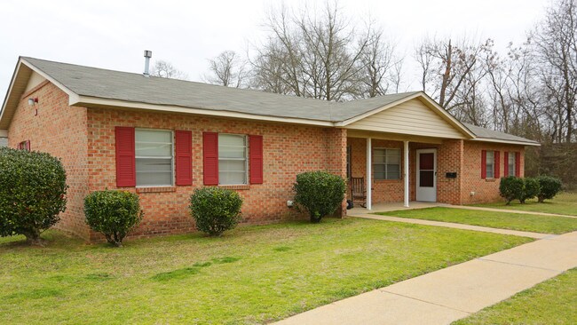 McDaniel Arms Apartments in Northport, AL - Building Photo - Building Photo