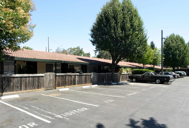 Roseland Apartments in Santa Rosa, CA - Building Photo - Building Photo