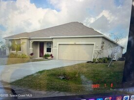 561 Lambert St SW in Palm Bay, FL - Building Photo