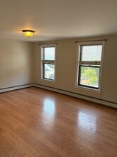 216 Dorchester St, Unit 2 in Boston, MA - Foto de edificio - Building Photo