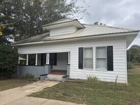 425 2nd St NW in Carbon Hill, AL - Building Photo