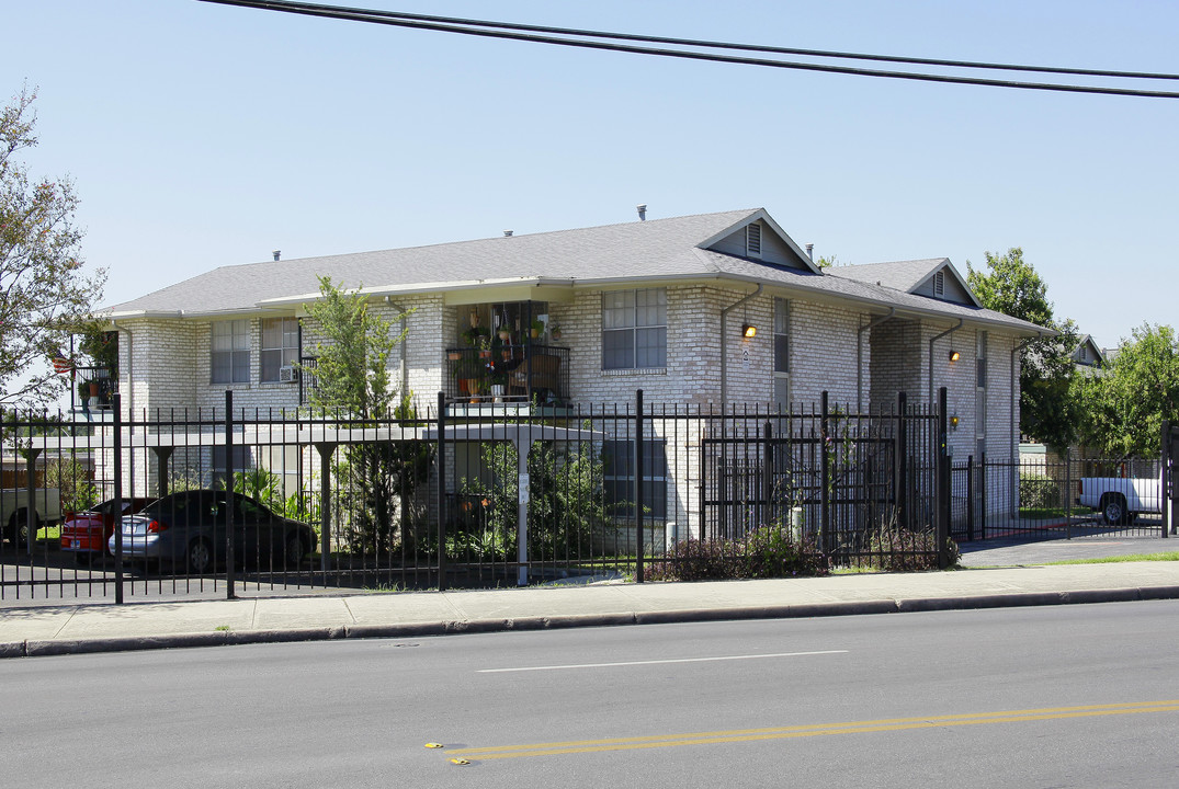 Tarry Towne Apartments in San Antonio, TX - Building Photo