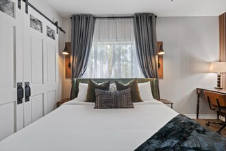 26947 Hillsborough Pkwy in Santa Clarita, CA - Foto de edificio - Building Photo