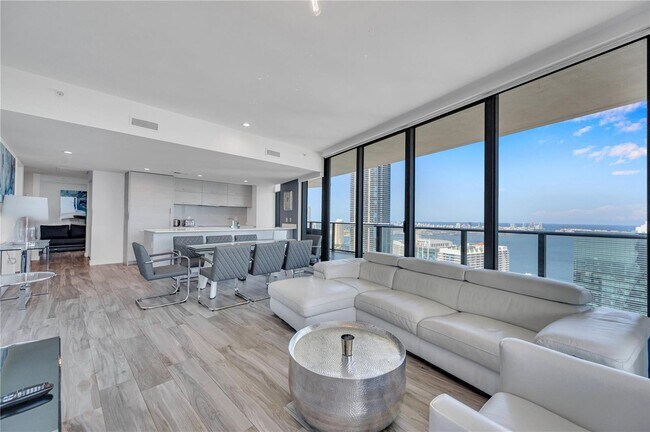 1300 S Miami Ave, Unit 4805 in Miami, FL - Foto de edificio - Building Photo