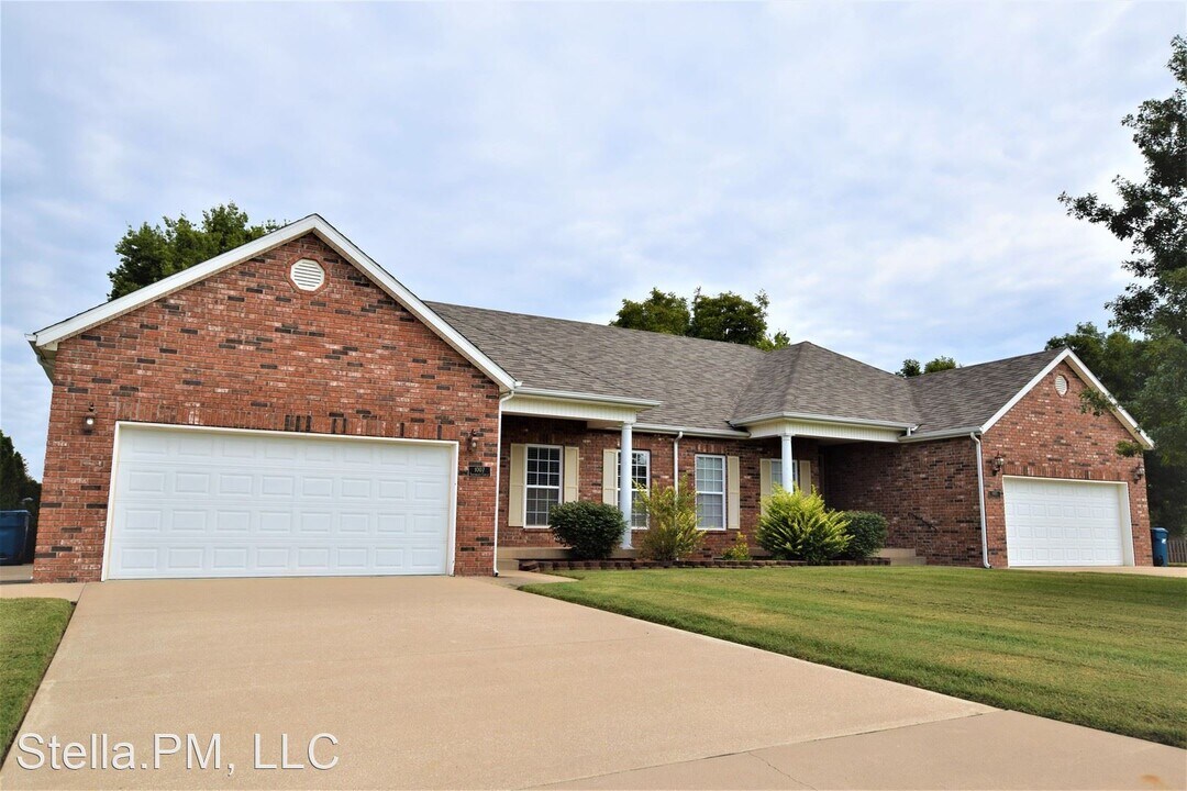1012 S Gate Cir in Carl Junction, MO - Building Photo